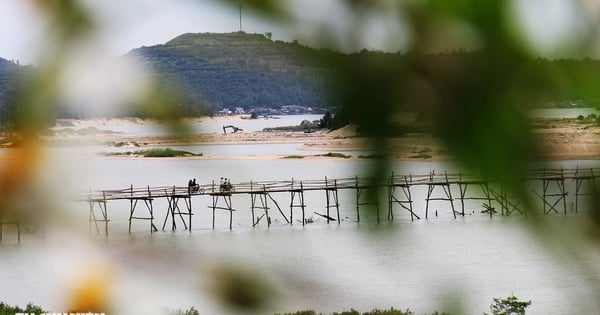 Einzigartige, fast 1 km lange Holzbrücke über den Fluss Binh Ba