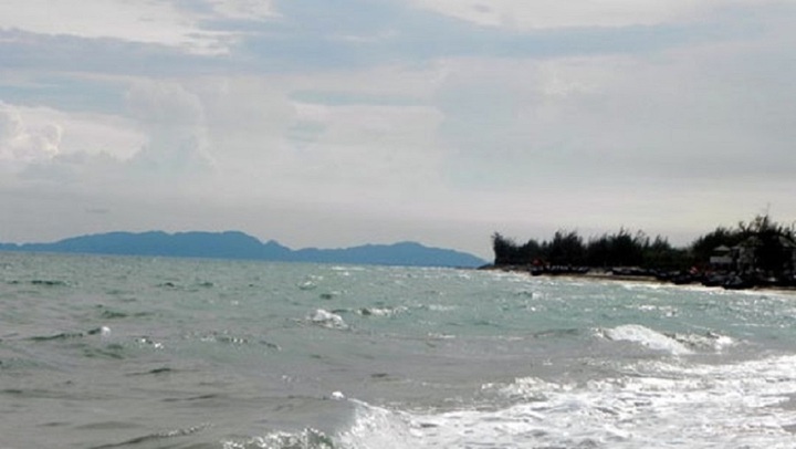 Vast waves at Ho Tram beach.