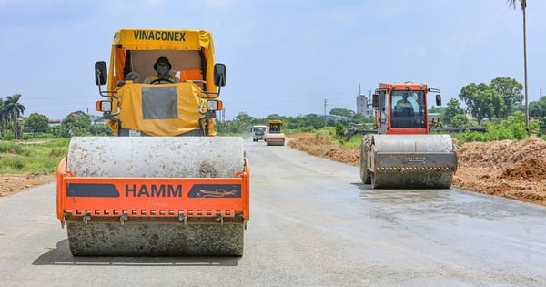 環状道路4号線に敷かれた最初の数メートルのカーペット