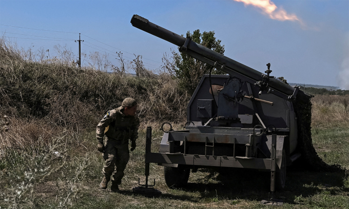 8月19日、ザポリージャ県の前線付近のロケット発射装置の横に立つウクライナ兵士たち。写真：ロイター