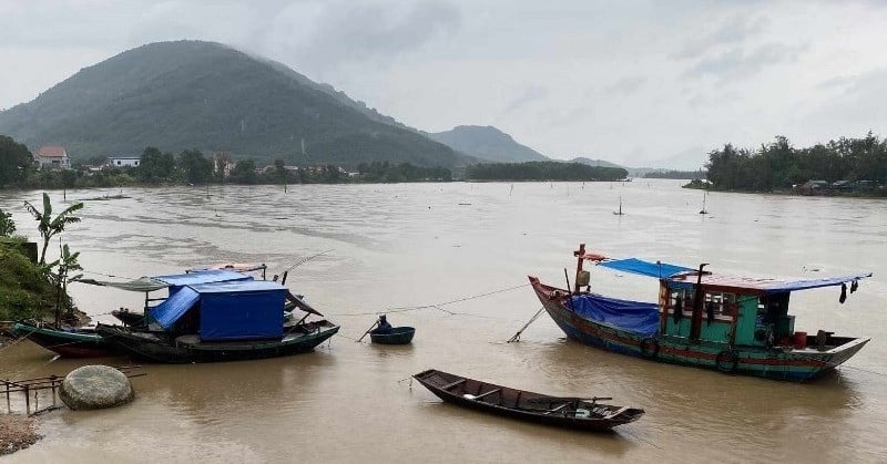 Huy động hơn chục thợ lặn tìm kiếm bé trai trượt chân rơi xuống sông