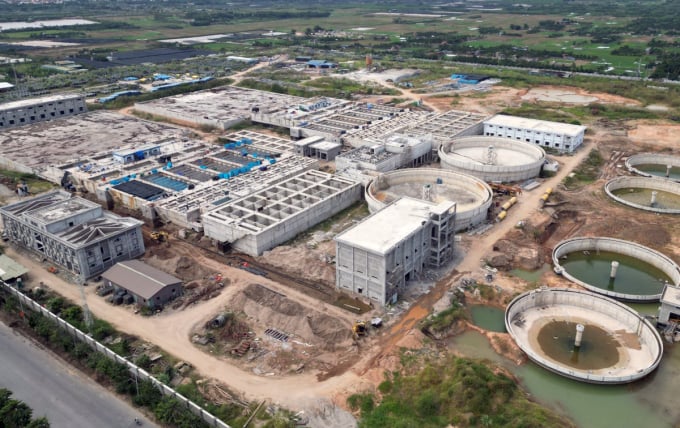 The messy construction site at the Red River Surface Water Plant, photo taken on the afternoon of October 20. Photo: Hoang Phong