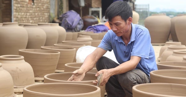 Everyone in this village in Ninh Binh is trying to preserve the "clay molding" profession. What is that profession?