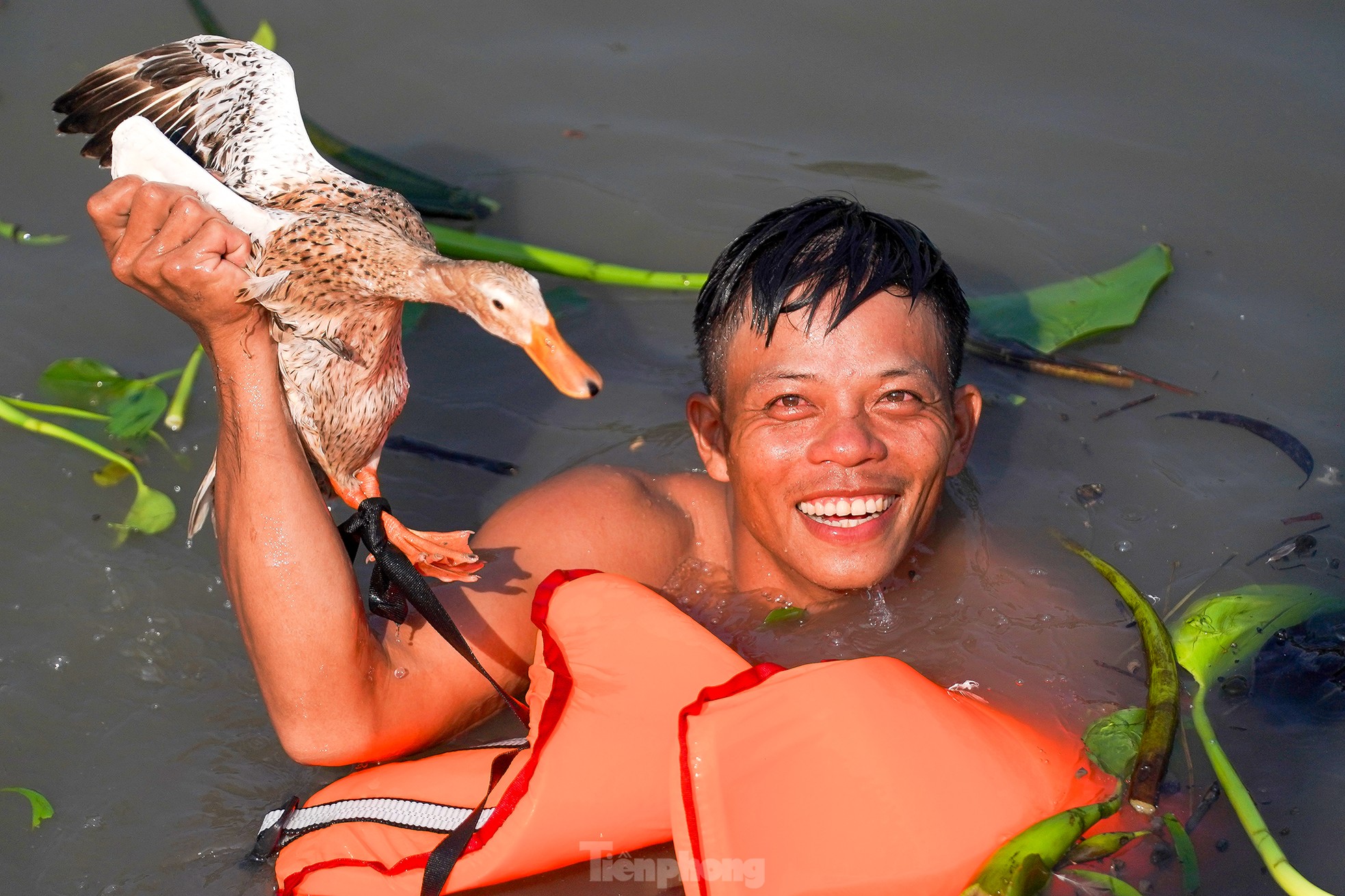 Cientos de personas compiten en 'vadear el río para atrapar patos' foto 10