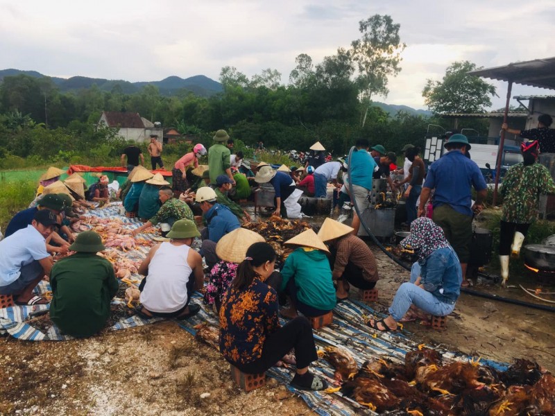 Ha Tinh : Des milliers de poulets ont été étouffés dans un élevage de poulets à cause d'un ventilateur cassé. Tout le village s'est mobilisé pour les aider.