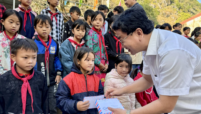 ドンナイ新聞、北部諸州の恵まれない学生600人に奨学金を授与