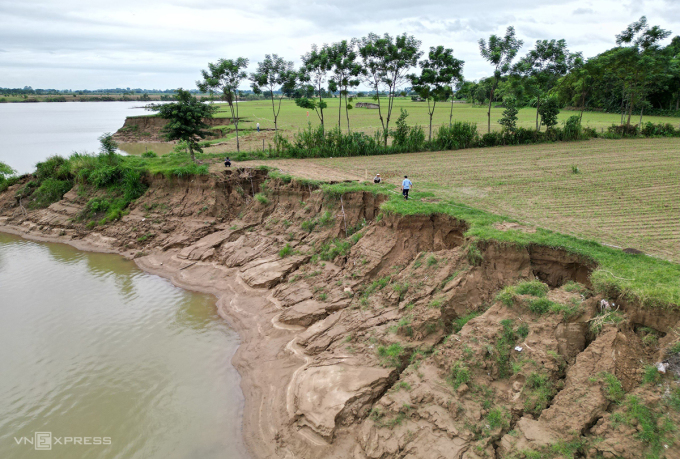 Während der diesjährigen Regenzeit ist die Erosion am linken Ufer des Ma-Flusses in Vinh Hoa am stärksten. Foto von : Le Hoang