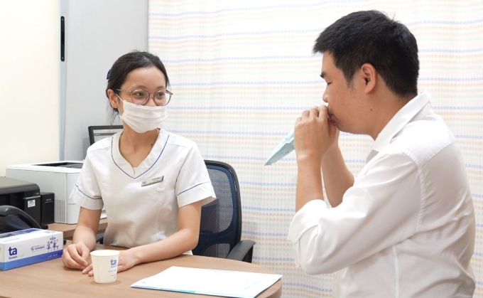 Xét nghiệm vi khuẩn H.P qua test hơi thở C13-14 tại Bệnh viện Đa khoa Tâm Anh. Ảnh: Bệnh viện cung cấp