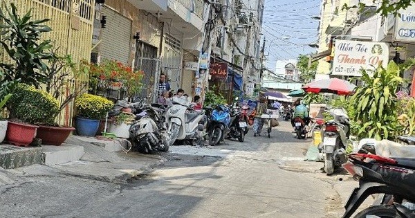 Incendie dans une maison de 4 étages à Ho Chi Minh-Ville, 6 personnes ont réussi à grimper jusqu'à la maison du voisin