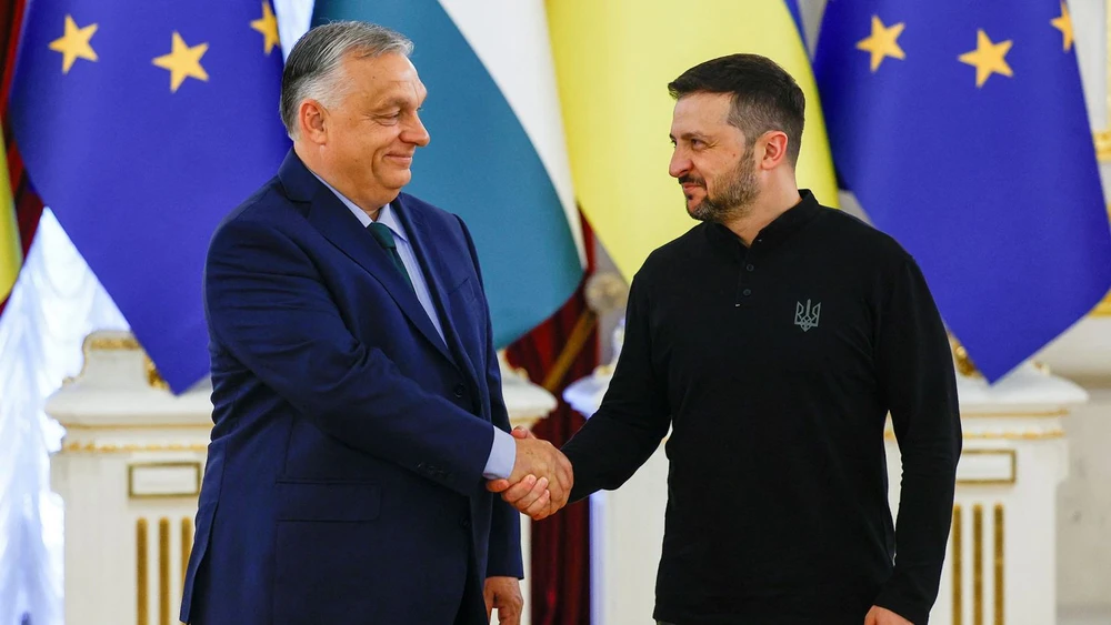 នាយករដ្ឋមន្ត្រីហុងគ្រី Viktor Orban និងប្រធានាធិបតីអ៊ុយក្រែន Volodymyr Zelensky។ រូបថត៖ REUTERS