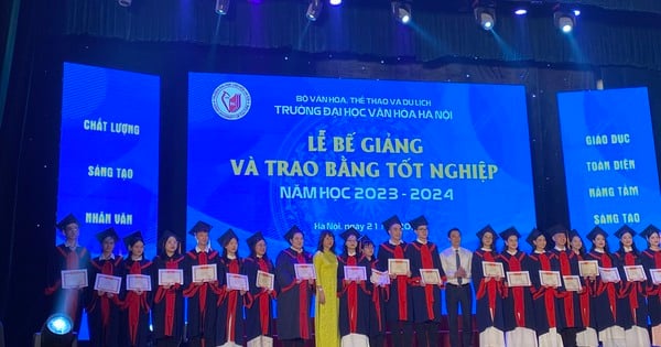 La Universidad de Cultura de Hanoi recibió certificados de graduación