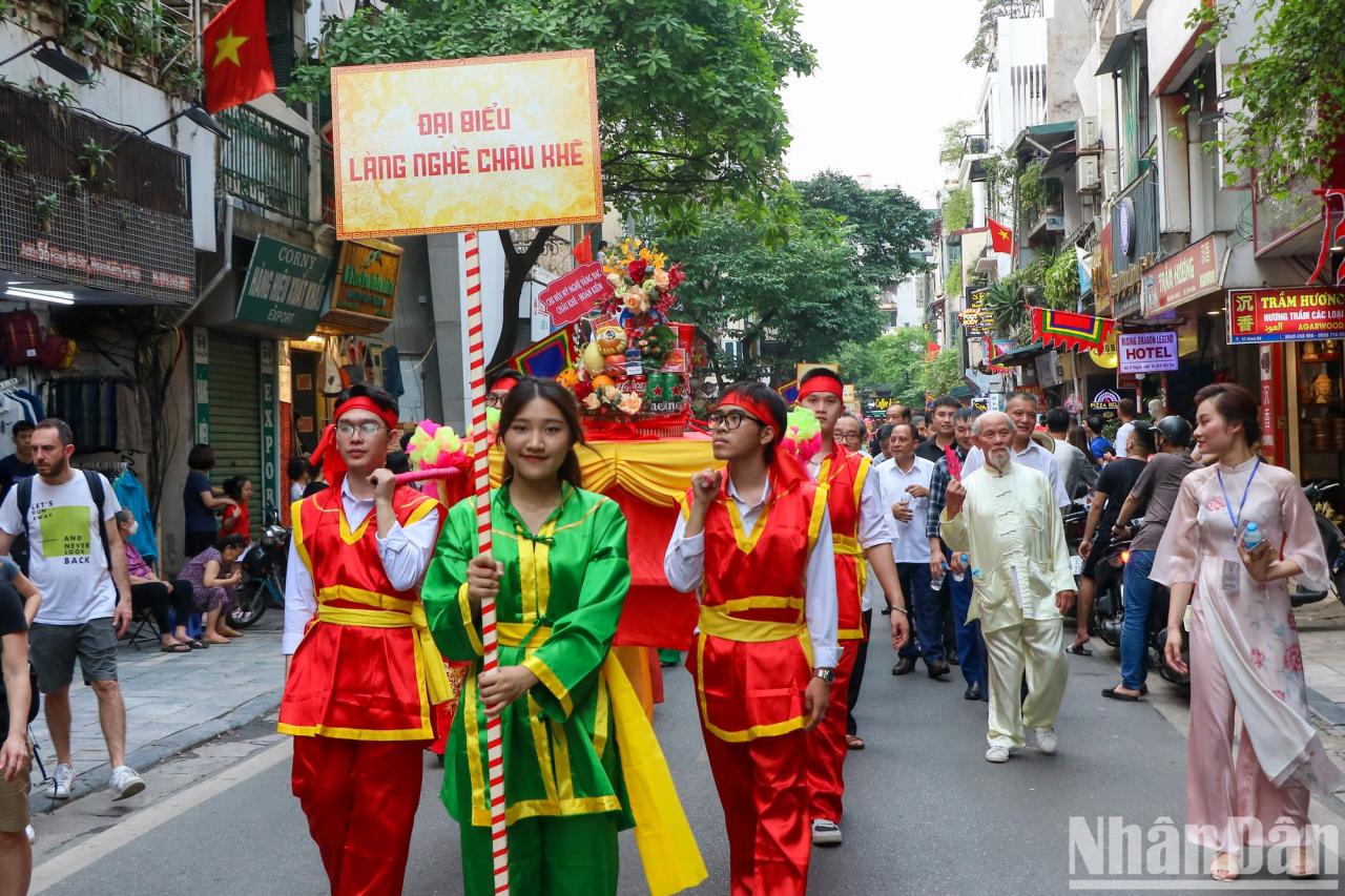 [Photo] Bustling traditional procession of Kim Ngan Communal House Festival photo 3