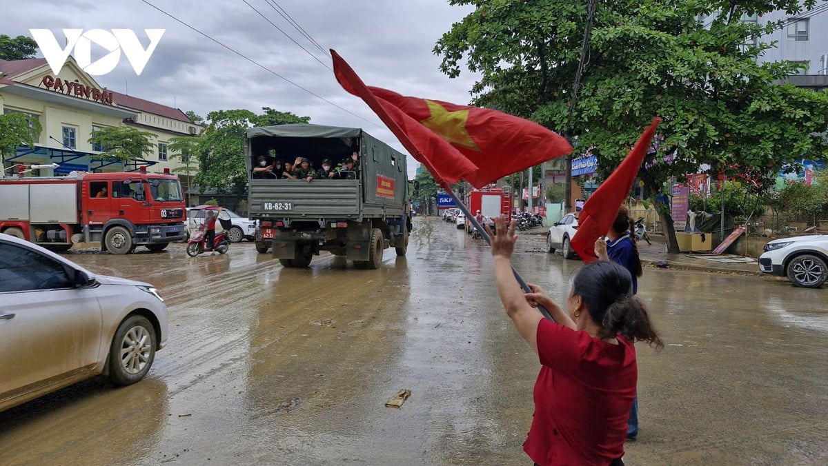 nguoi dan vung lu yen bai bin rin chia tay bo doi hinh anh 13