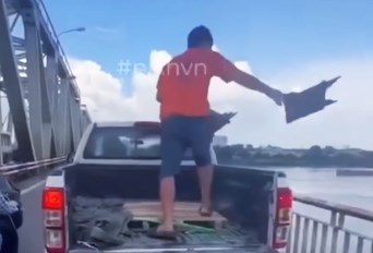 Ném rác xuống sông Hồng, phạt vi phạm giao thông là chưa đủ