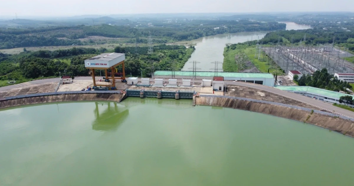 En la mañana del 23 de septiembre, la central hidroeléctrica de Tri An liberó el agua de la inundación a través del aliviadero.