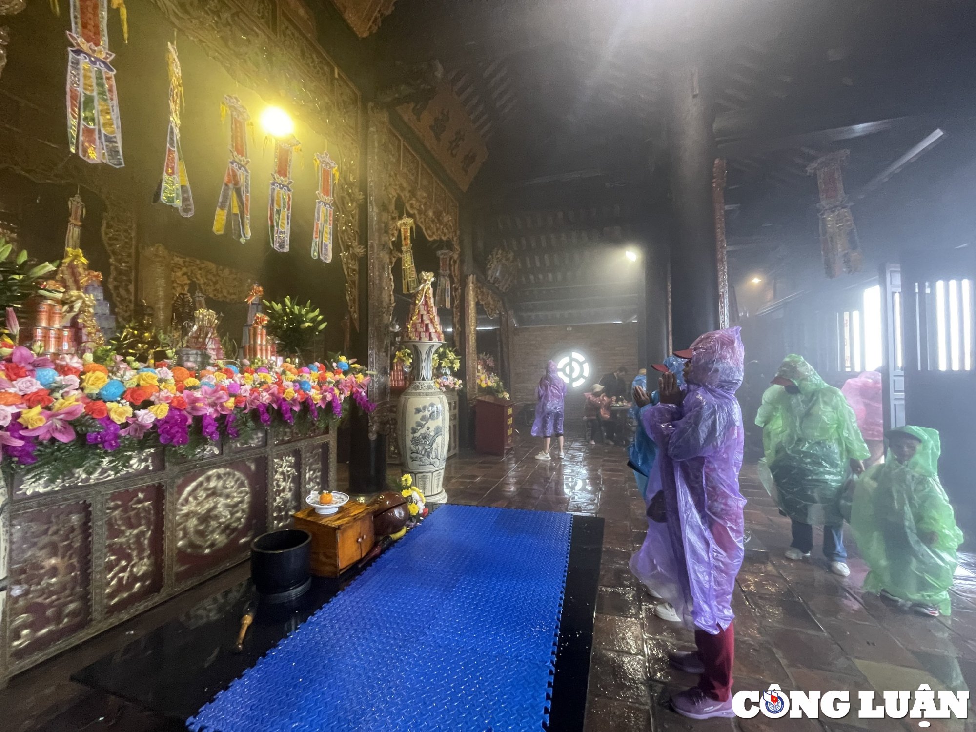 Touristen erobern die Thuong-Pagode in Tay Yen Tu, Bild 17