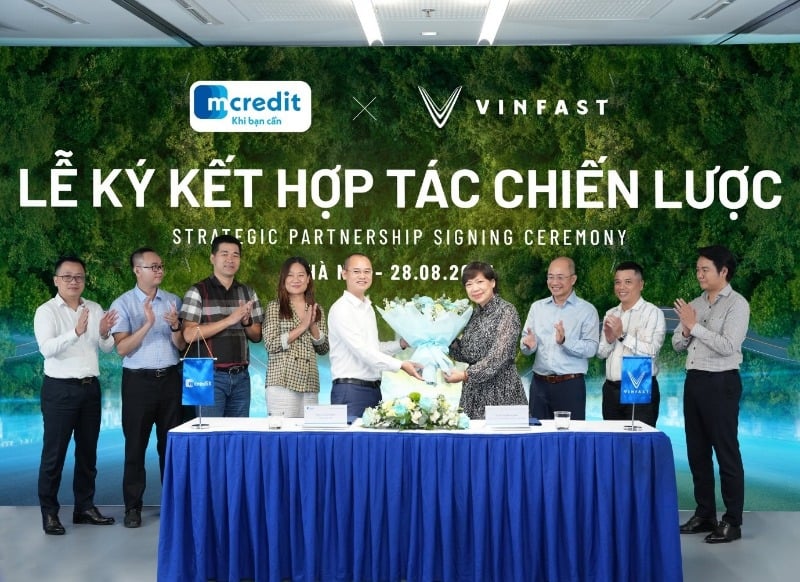 Mcredit và VinFast hợp tác chiến lược mang tới giải pháp tài chính cho khách hàng mua xe điện