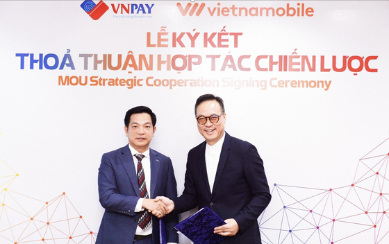 M. Le Tanh, directeur général de VNPAY et M. Raymond Ho, directeur général de Vietnamobile lors de la cérémonie de signature