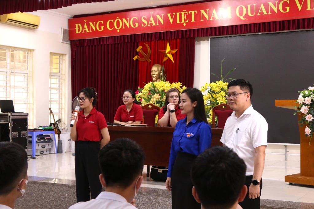 Đại diện Tỉnh Đoàn và hệ thống Anh ngữ Ames English động viên các em học sinh hoàn thành bài thi.