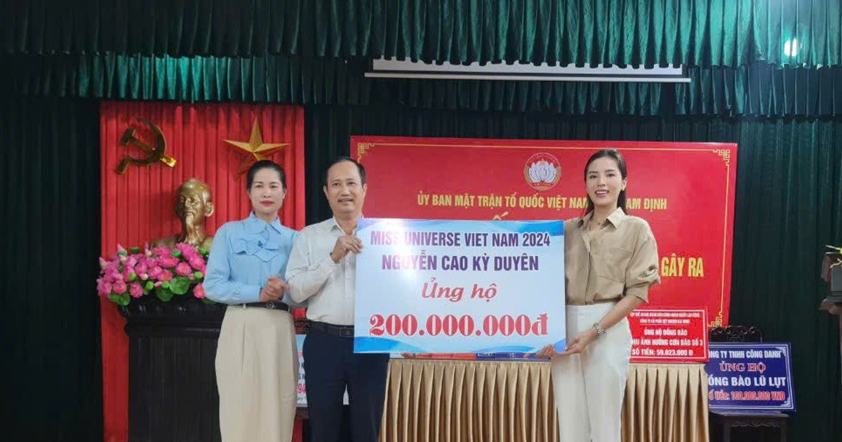 Mademoiselle Ky Duyen est retournée dans sa ville natale de Nam Dinh pour donner de l'argent pour aider les personnes touchées par les catastrophes naturelles.