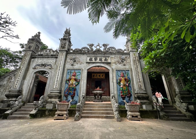 Thuong-Tempel – wo die Hung-Könige Zeremonien zur Anbetung des Himmels und der Erde, des Berggottes und des Reisgottes durchführten. Der Name des Tempels ist Kinh Thien Linh Dien, was „Tempel zur Anbetung des Himmels“ bedeutet. Dies ist auch der Hauptort, an dem die wichtigsten Rituale zum Jahrestag der Vorfahren stattfinden. Foto: Ban Mai