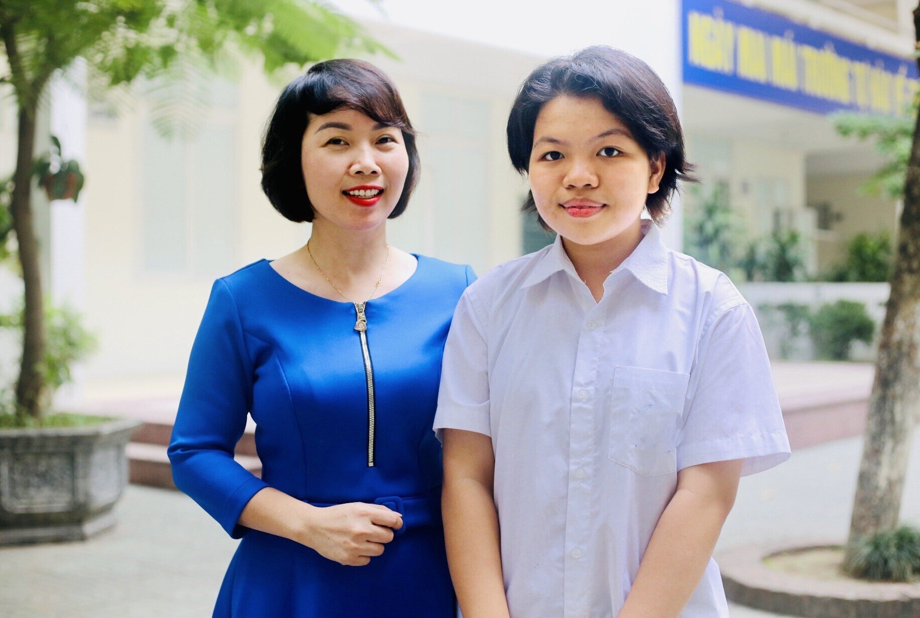 Mme Do Thi Ngoc Chi, directrice adjointe du lycée de langues étrangères et Le Tue Chi.