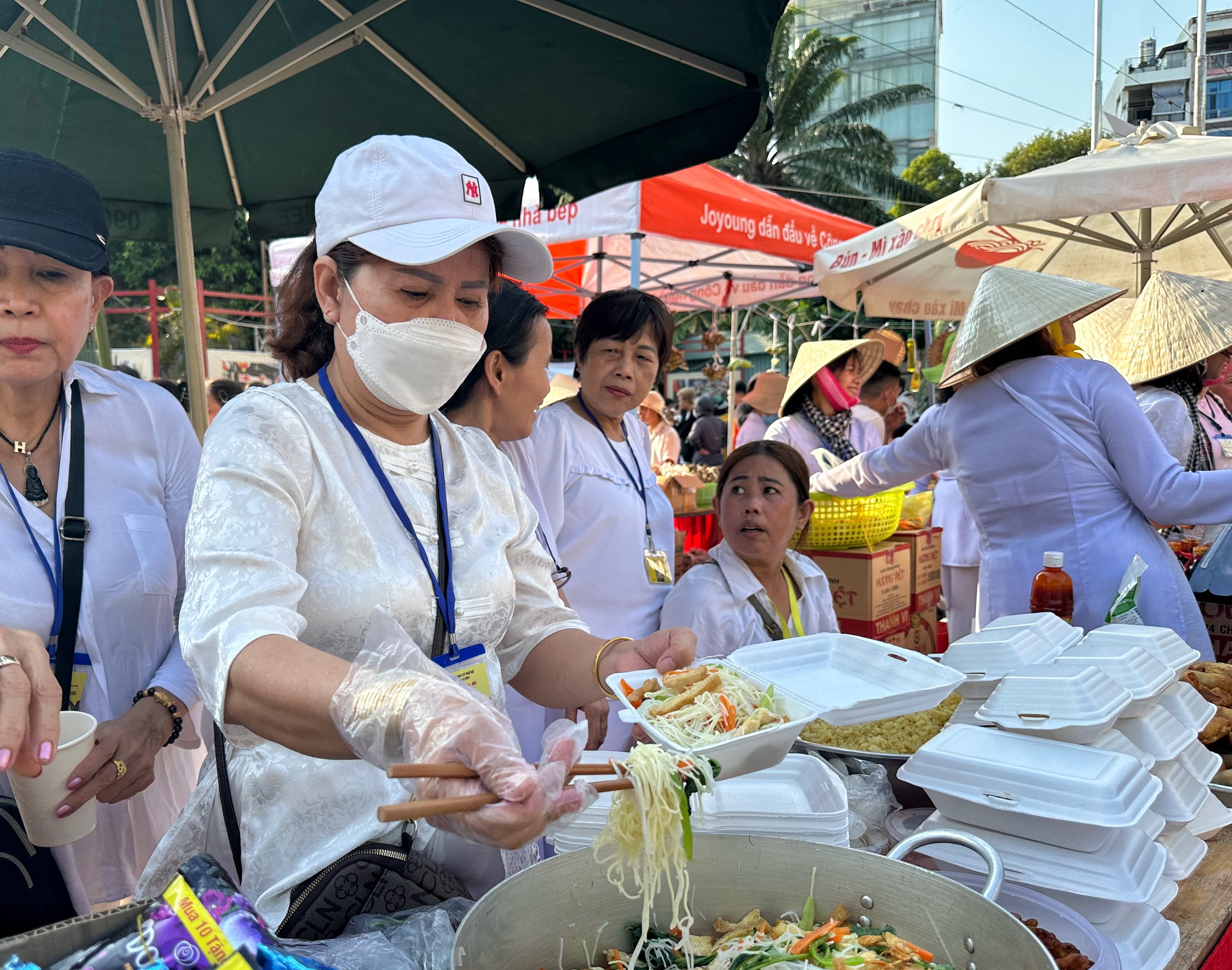 'Biển người' ở TP.HCM cầm... lá cây đi mua món ngon, không xài tiền mặt- Ảnh 5.