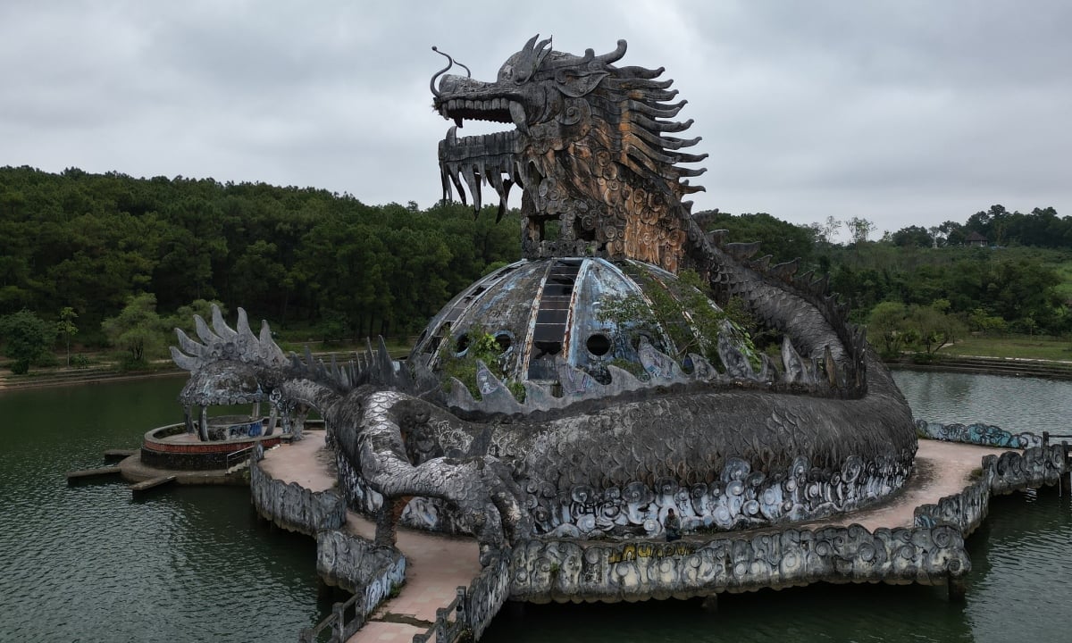 The reason why the giant dragon statue in Thuy Tien Lake was demolished