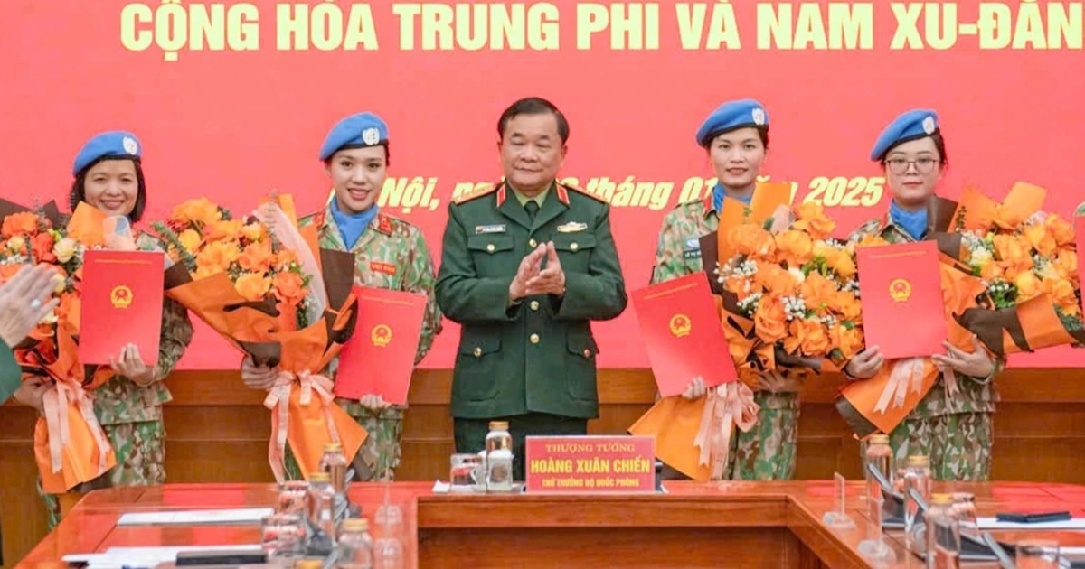 8 sĩ quan Việt Nam lên đường nhận nhiệm vụ gìn giữ hòa bình Liên Hợp Quốc