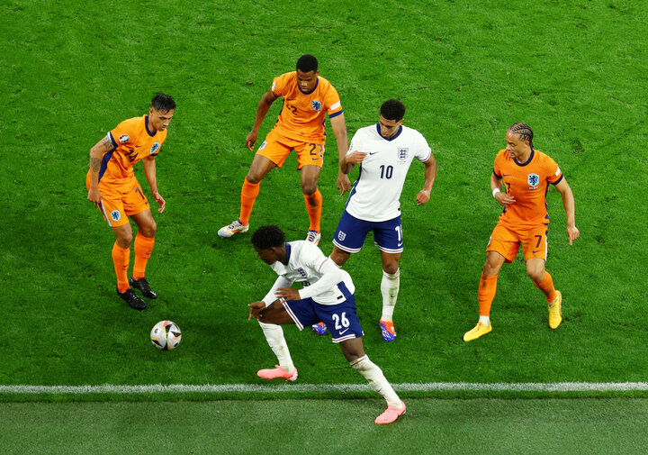 Mainoo entouré de 3 joueurs hollandais.