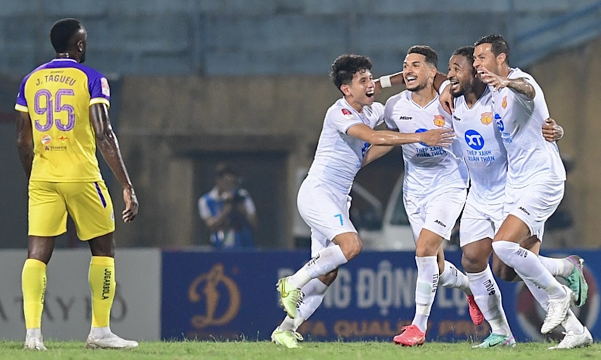 Nam Dinh beat Hanoi FC for the first time at Hang Day Stadium