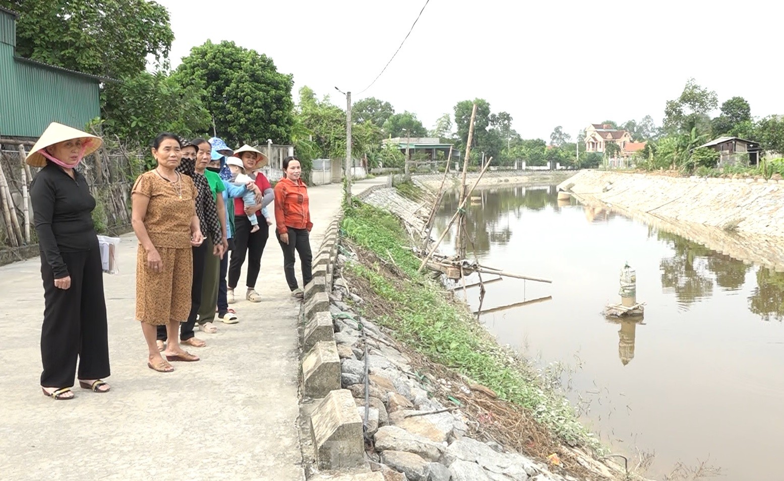 Ha Tinh : Des milliers de ménages utilisent l'eau polluée de la rivière pour leurs activités quotidiennes. Photo 8