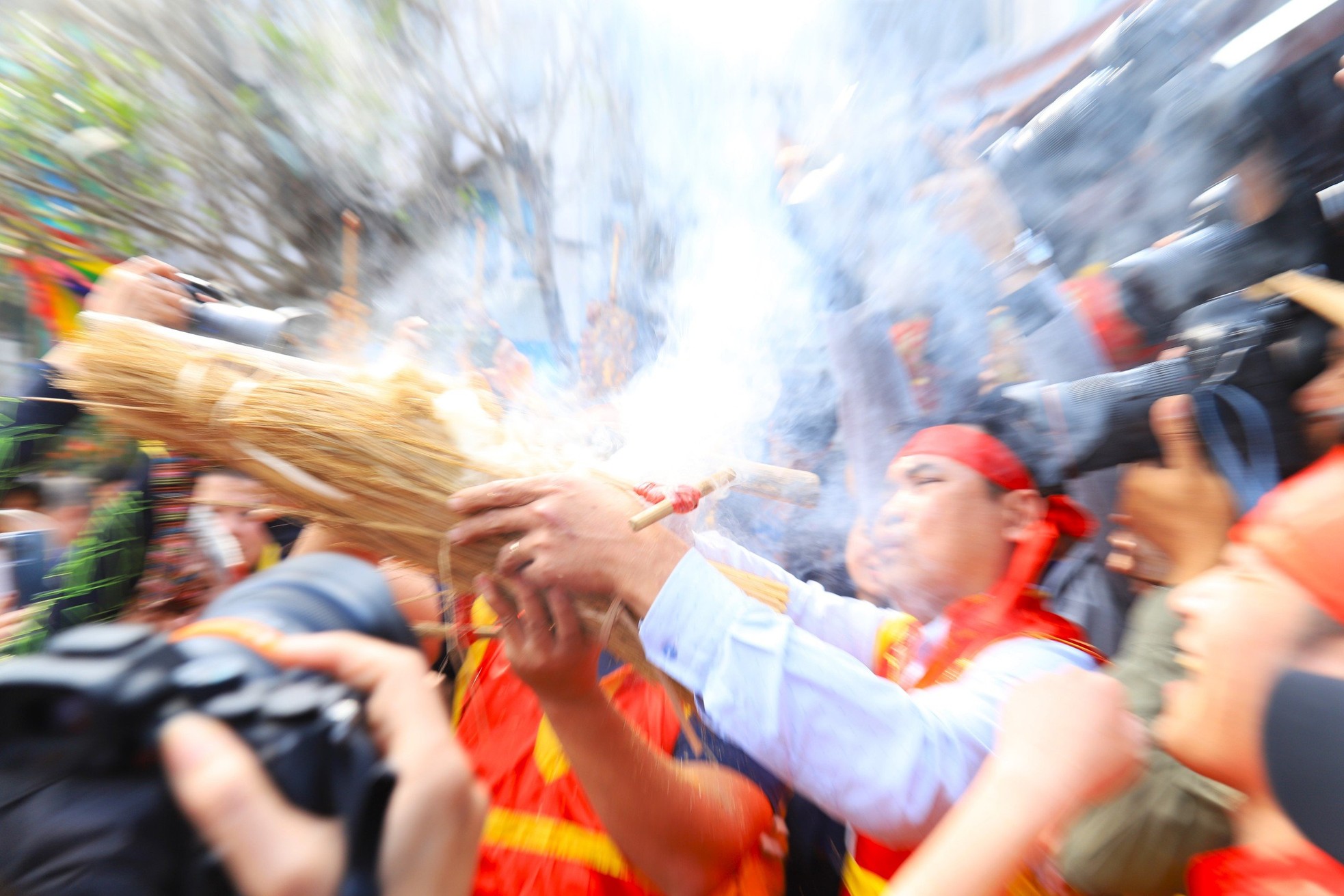 Concours unique de fabrication de feu et de cuisson du riz dans les villages de banlieue de Hanoi, photo 9