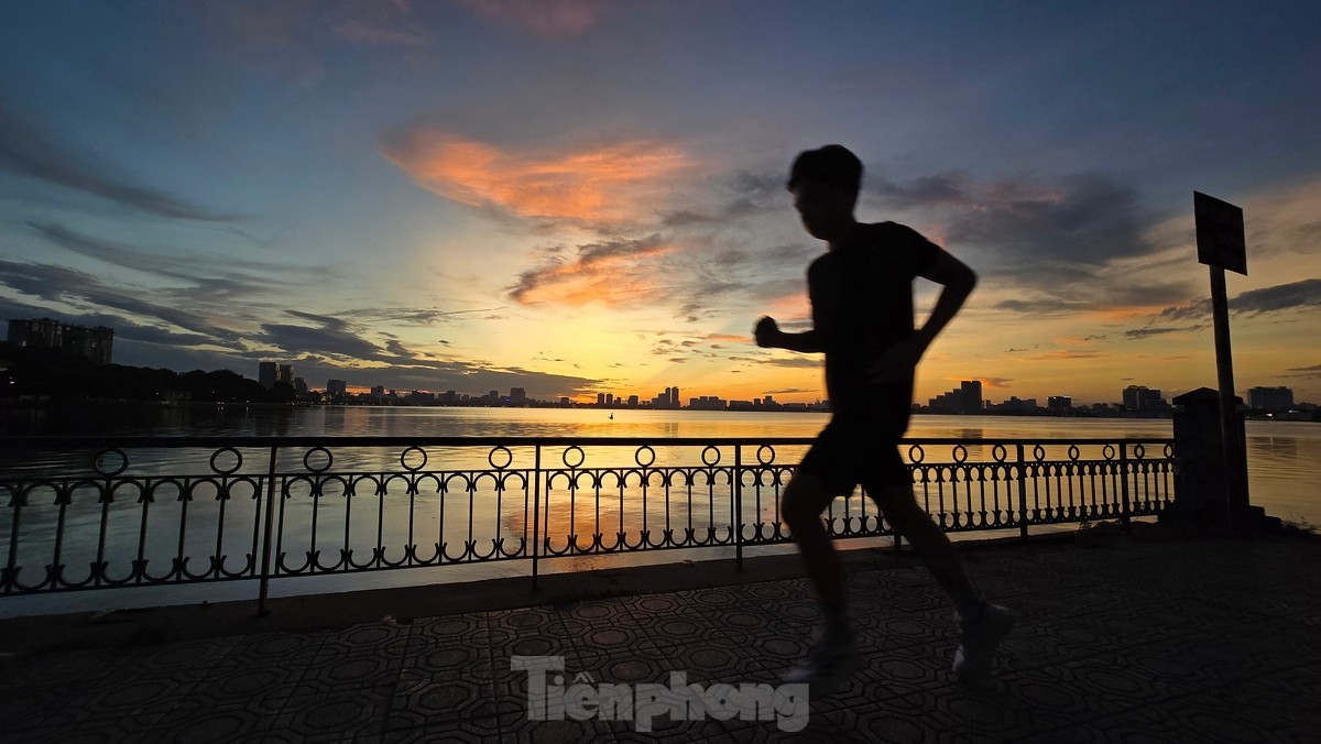 Viele Menschen strömen zum Westsee, um im Frühherbst in Hanoi den wunderschönen Sonnenuntergang zu erleben. Foto 14