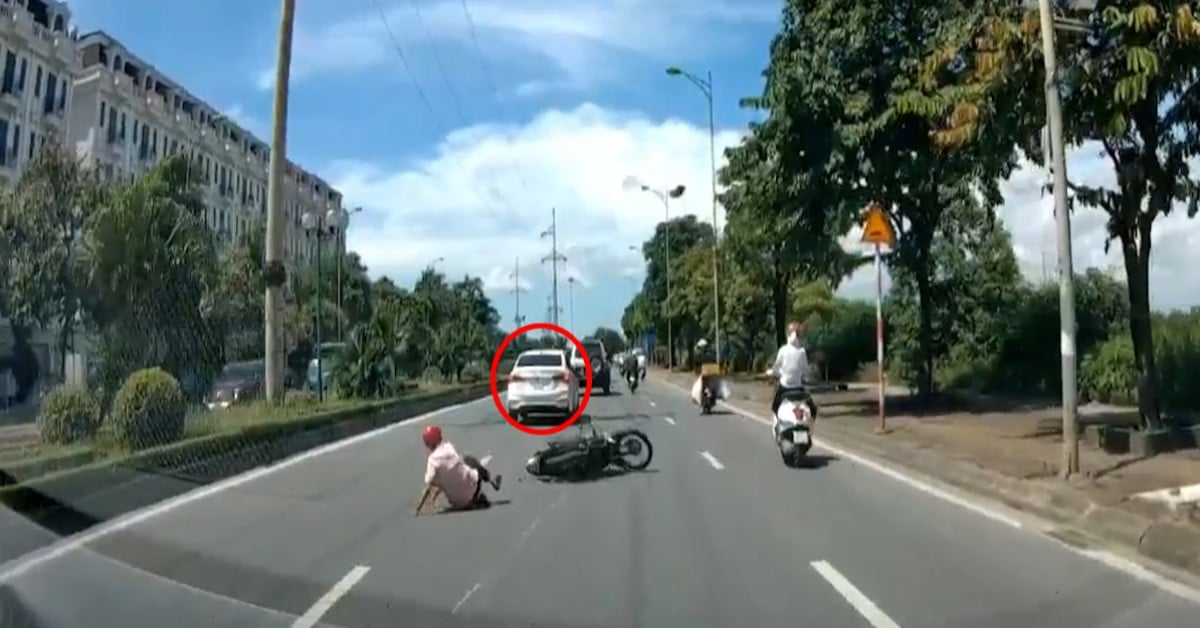 Clip of car driver suspected of knocking down motorcyclist in Hanoi