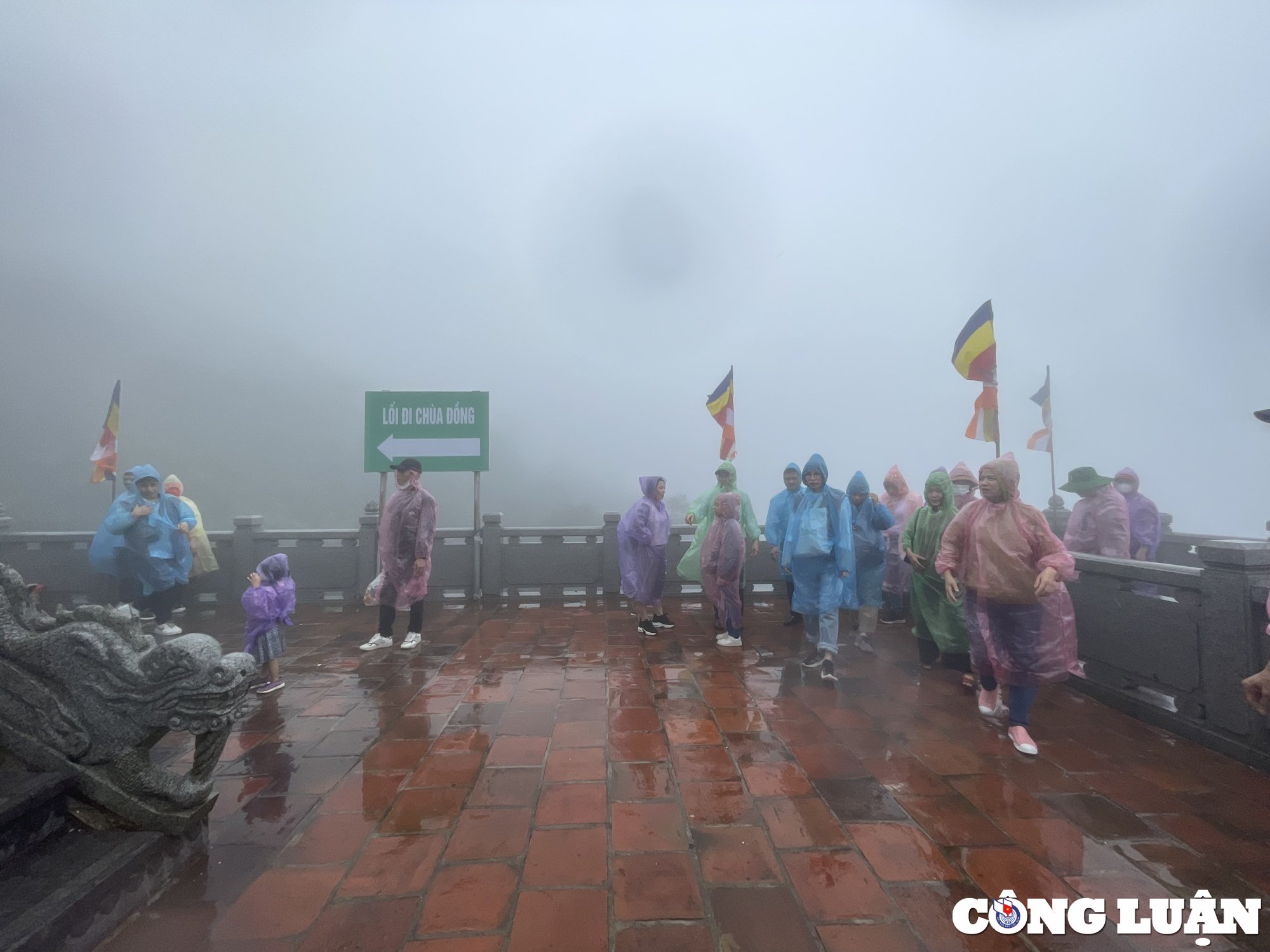 Touristen erobern die Thuong-Pagode in Tay Yen Tu, Bild 14