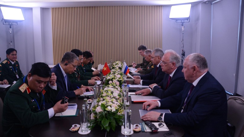 ベトナムのファン・ヴァン・ザン国防相がロシアのセルゲイ・ショイグ国防相と会談（写真1）