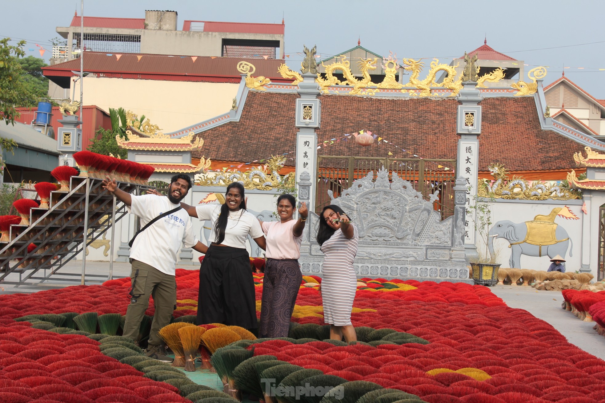 Los visitantes internacionales disfrutan del check-in en el famoso pueblo del incienso en Hanoi foto 14