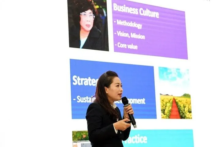Bà Hoàng Thị Thanh Thủy - Giám đốc Phát triển Bền vững Tập đoàn TH chia sẻ thực tiễn kinh doanh có trách nhiệm tại Tập đoàn.