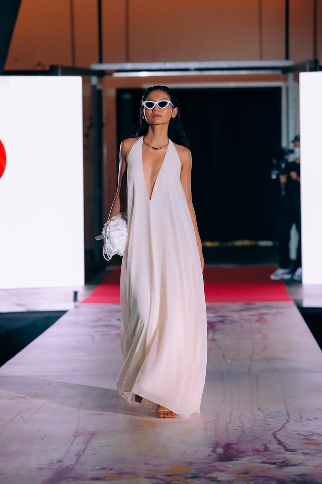Vedette trong show diễn NTK Việt tại Asean International Fashion Week 2024 là Hoa hậu Hoàn vũ Lào- Ảnh 2.