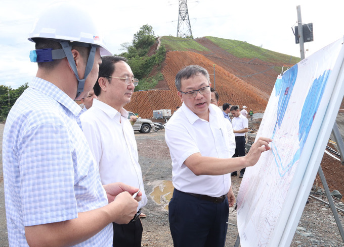 Hội đồng tư vấn và các chuyên gia tham quan Dự án Nhà máy thủy điện Hòa Bình mở rộng. Ảnh: HT