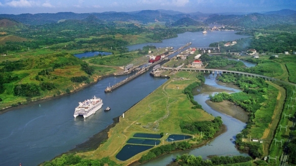 A pesar de las dificultades causadas por la pandemia y el clima severo, el Canal de Panamá sigue operando de manera constante