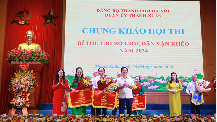 Los líderes del distrito de Thanh Xuan otorgaron 2 terceros premios a la Sra. Phan Thi Mui, Secretaria de la Célula del Partido del Jardín de Infancia de Tuoi Hoa (bajo el Comité del Partido del Barrio de Thanh Xuan Nam) y al Sr. Pham Van Lai, Secretario de la Célula del Partido 17 (bajo el Comité del Partido del Barrio de Khuong Mai).