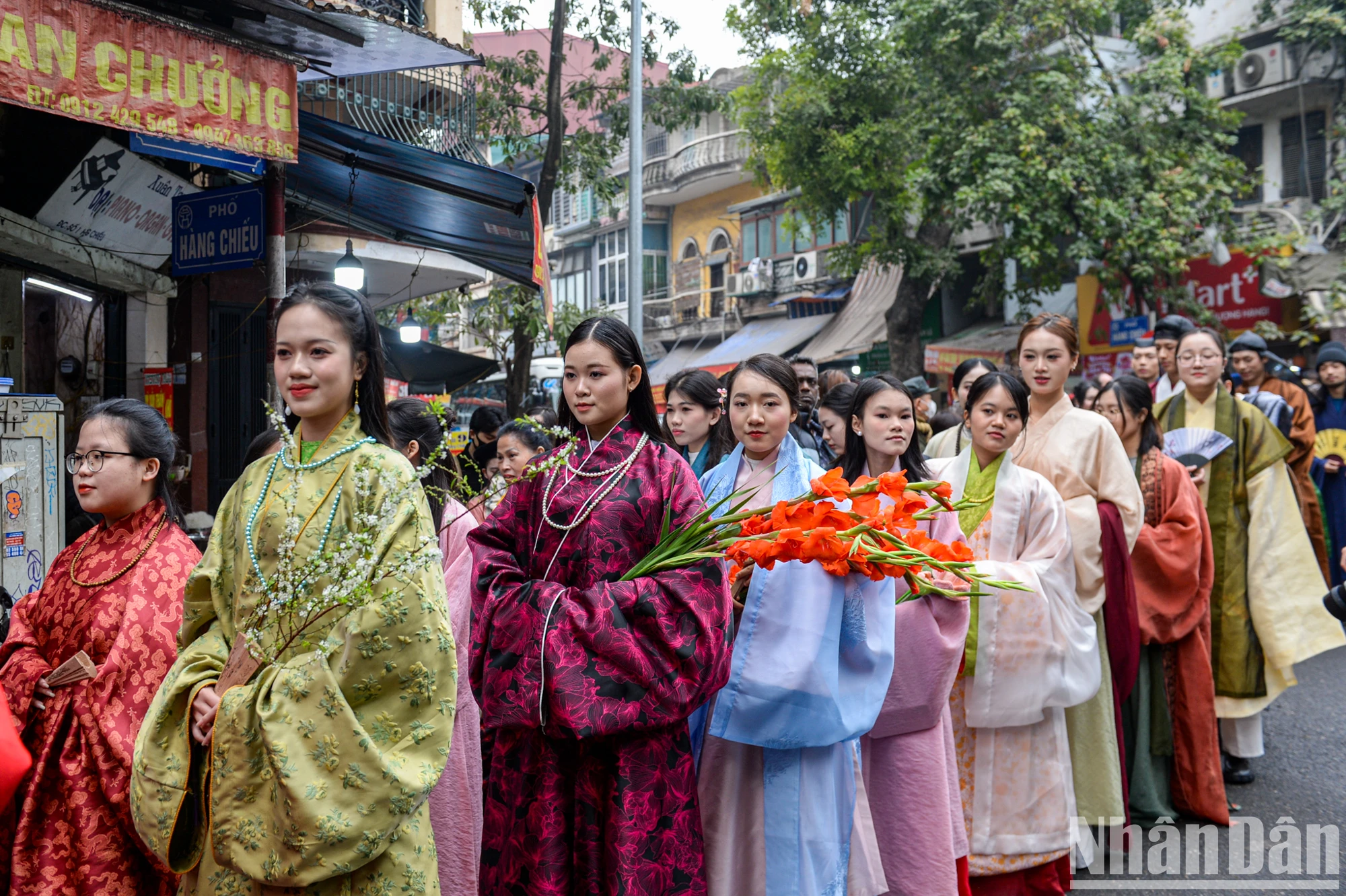 【写真】ベトナムの伝統衣装を着た400人がハノイ旧市街をパレード 写真1