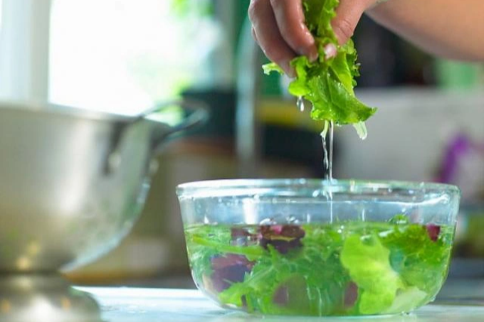 Cô gái có 6 loại giun sán ký sinh trong người vì món rau này - 1