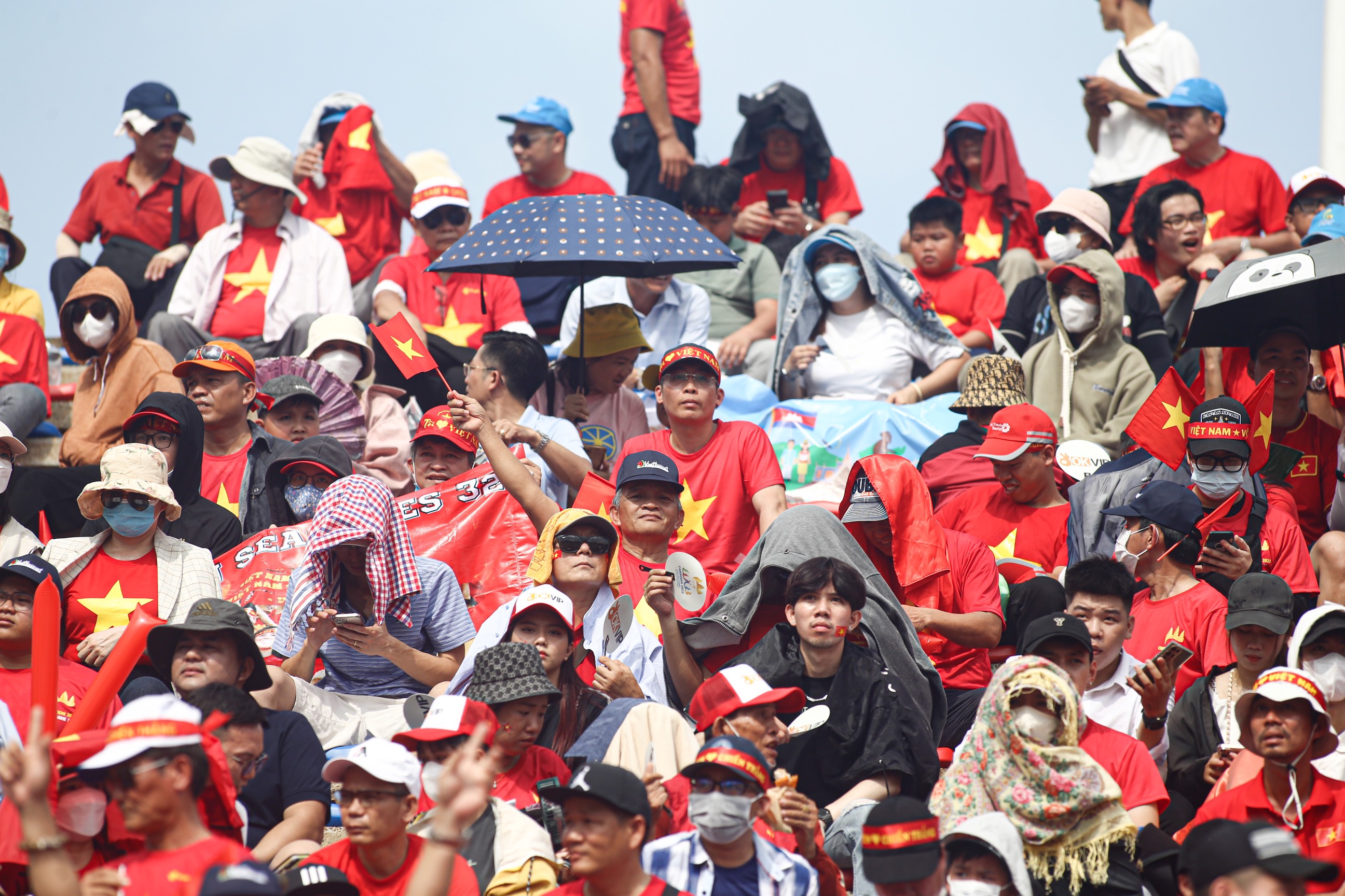 The weather in Phnom Penh before the match of U22 Vietnam was quite hot, the temperature was recorded at about 35 degrees Celsius. Athletes in the stands tried many ways to protect themselves from the sun.