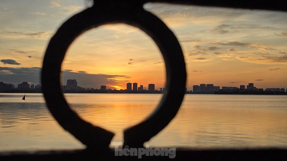 Viele Menschen strömen zum Westsee, um im Frühherbst in Hanoi den wunderschönen Sonnenuntergang zu erleben. Foto 2