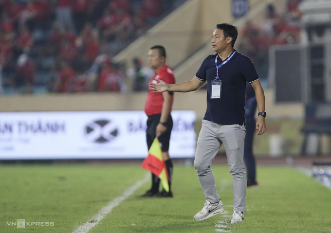 El entrenador Vu Hong Viet dirige en el estadio Thien Truong cuando Nam Dinh empata 1-1 con Hai Phong el 20 de mayo. Foto: Lam Thoa