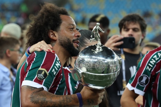 Marcelo nâng Copa Libertadores, sau trận chung kết Fluminense thắng Boca Juniors 2-1 tối 4/11 trên sân Maracana, Brazil. Ảnh: AFP