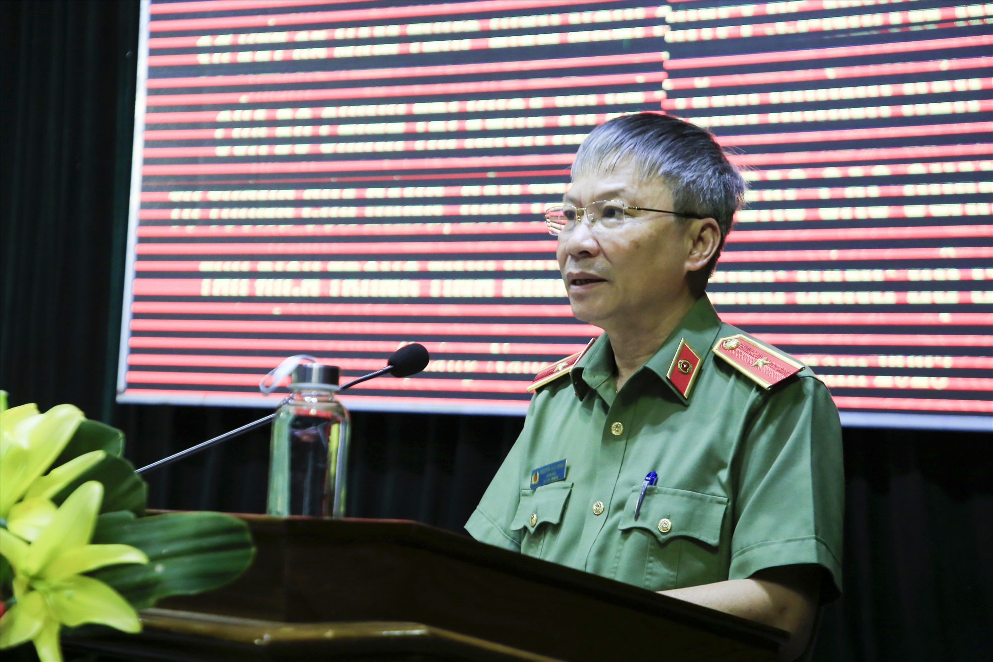 Le général de division Nguyen Duc Dung, directeur du département de la police provinciale, a prononcé le discours d'ouverture de la conférence. Photo : T.C